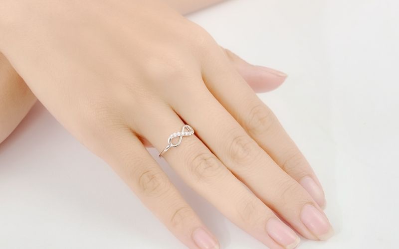 Khi không đeo, hãy cất nhẫn vô cực vào hộp đựng trang sức riêng, có lót vải mềm