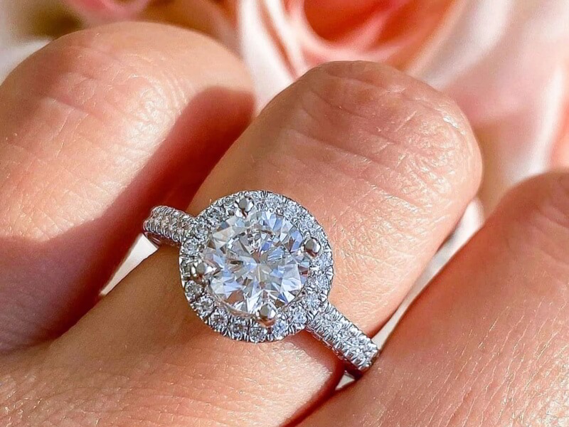 Nhẫn Halo có một viên đá trung tâm được bao quanh bởi viên đá nhỏ