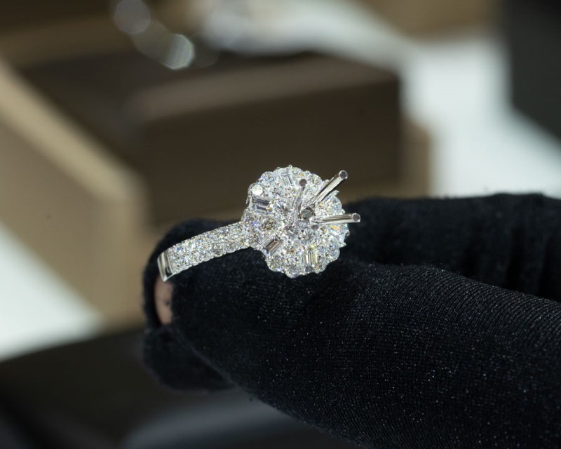 Ổ nhẫn bạch kim có độ bóng tự nhiên, không bị xỉn màu