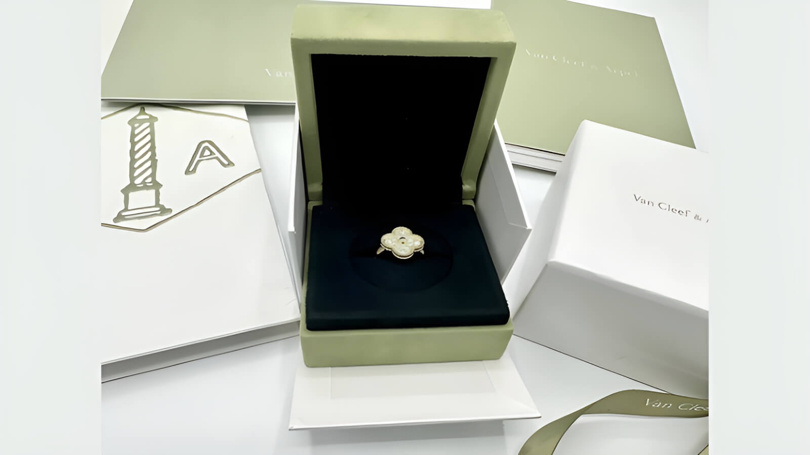 Những câu chuyện cổ tích được kể qua các tác phẩm trang sức đầy chất thơ