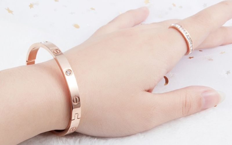 Titan không bị gỉ sét trong môi trường thông thường, nước biển, hay thậm chí nhiều loại axit mạnh