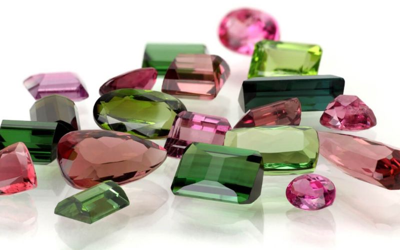Tourmaline tự nhiên thường có màu sắc không hoàn toàn đều, có thể có các vân, sọc hoặc tạp chất nhỏ bên trong