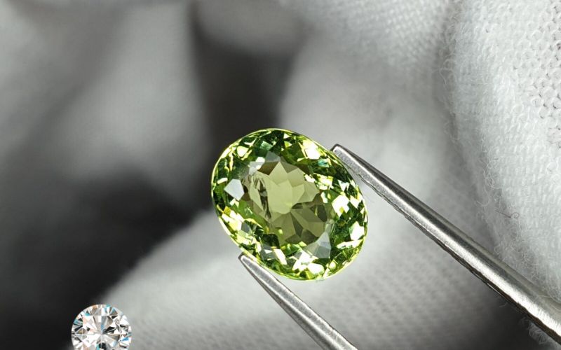 Tourmaline xanh lá giúp cân bằng cảm xúc, tăng cường sức khỏe, thu hút may mắn và thịnh vượng