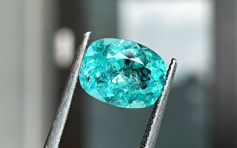 Tourmaline xanh lam giúp thúc đẩy sự giao tiếp, giúp bạn tự tin bày tỏ suy nghĩ, cảm xúc của mình