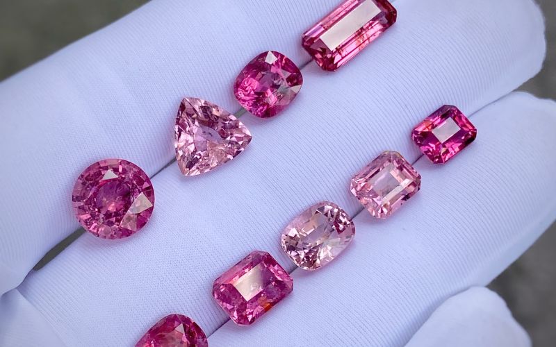 Tourmaline hồng (Rubellite) từ nhạt đến đậm, đôi khi có ánh tím, tượng trưng cho tình yêu và sự lãng mạn