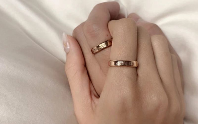 Vàng 14K cứng hơn so với vàng nguyên chất (24K) và vàng 18K, do có tỷ lệ kim loại khác cao hơn