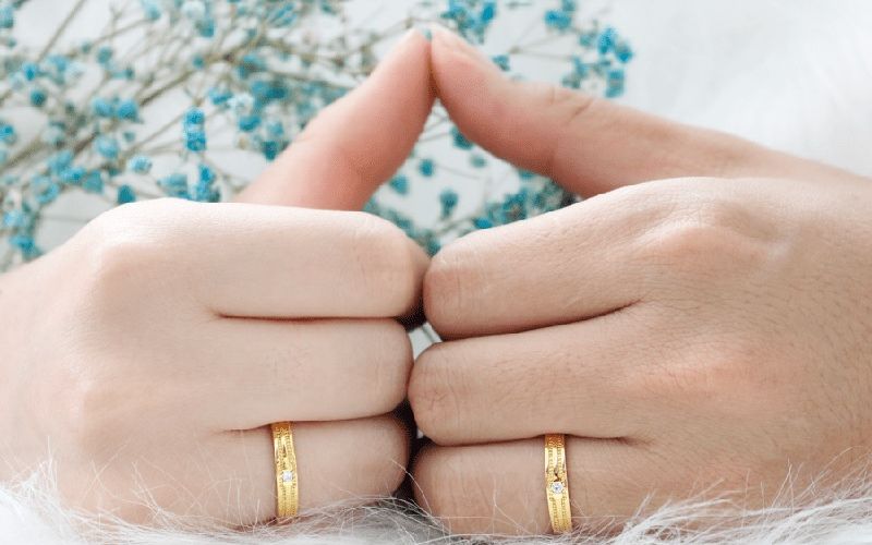 Mang sản phẩm đến các cửa hàng uy tín là cách kiểm tra vàng chính xác nhất.