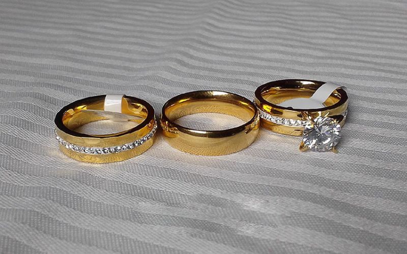 Tháo trang sức khi làm việc nặng, chơi thể thao, hoặc khi có nguy cơ va đập mạnh để tránh làm trang sức bị trầy xước