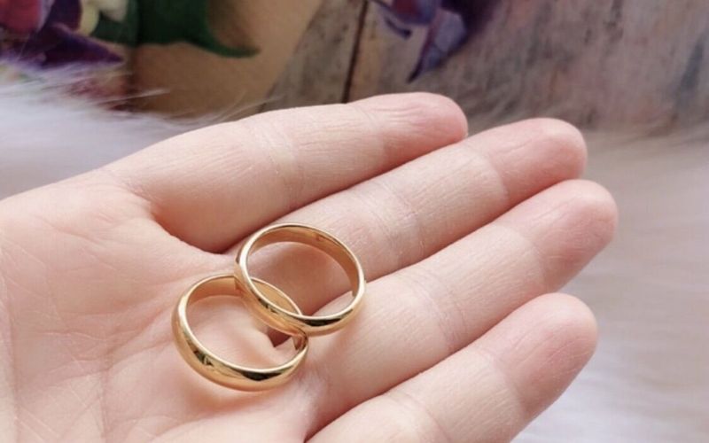 Màu sắc của vàng 18K 70% có thể nhạt hơn một chút so với loại 75%