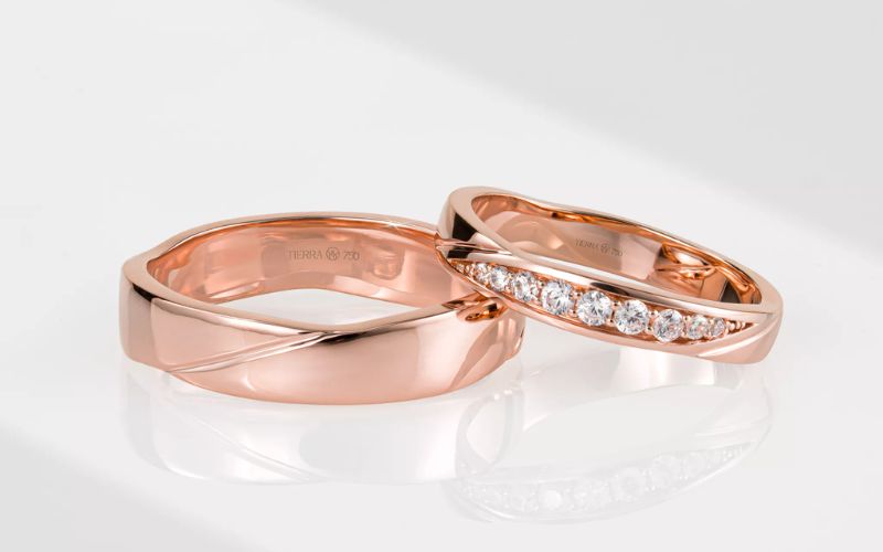 Nhẫn cưới vàng hồng với sắc màu ấm áp đặc trưng.