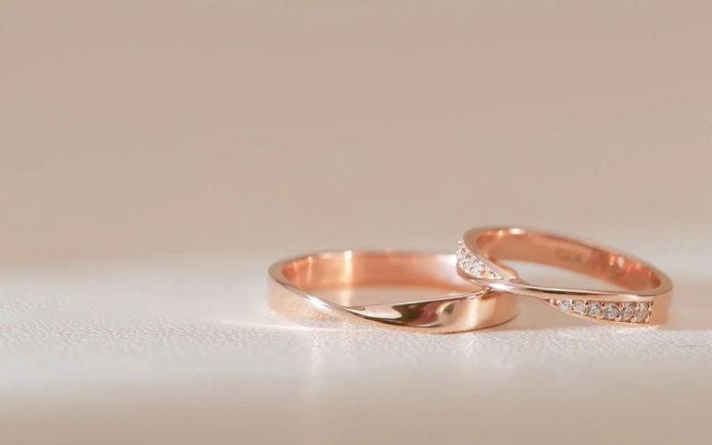 Vàng hồng 14K có màu hồng đậm hơn so với 10K, độ bền cao hơn và giá cả cũng ở mức trung bình