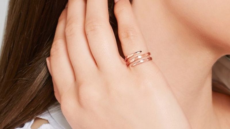 Đeo nhẫn ở ngón út tay phải có thể giúp thu hút vận may, tài lộc và cải thiện các mối quan hệ xung quanh