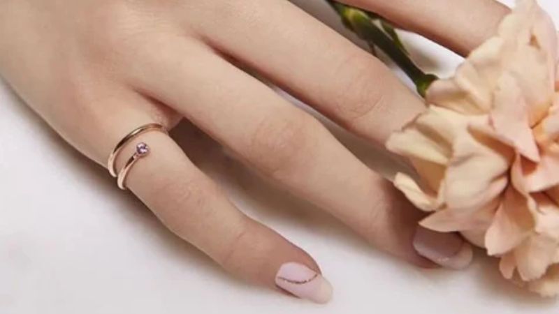 Phụ nữ đeo nhẫn ngón út tay phải có thể thể hiện sự độc lập, mạnh mẽ và tự chủ trong cuộc sống