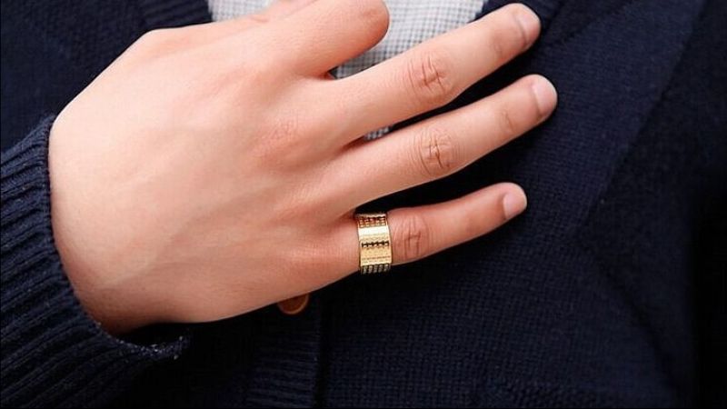 Nhẫn ngón út thường được nam giới lựa chọn như một món phụ kiện để khẳng định bản thân, tạo điểm nhấn cho vẻ ngoài