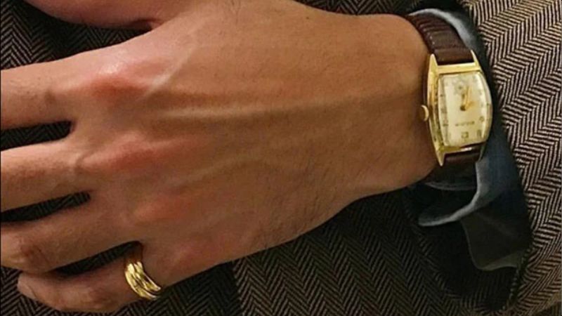 Kết hợp nhẫn ngón út với vòng tay, đồng hồ, hoặc các loại nhẫn khác để tạo nên một tổng thể hài hòa và ấn tượng