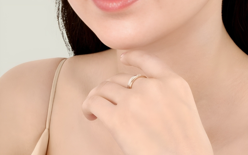 Ngón giữa, với vị trí trung tâm, được coi là điểm hội tụ năng lượng quan trọng