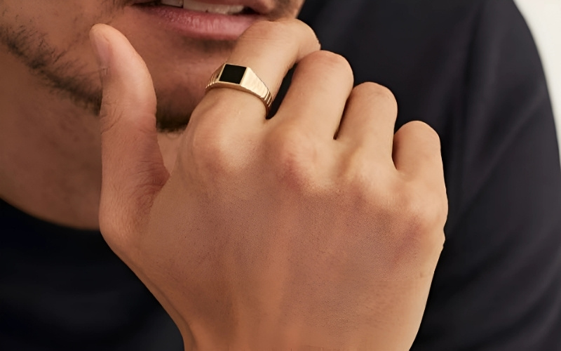 Trong môi trường công sở, yếu tố lịch lãm và chuyên nghiệp nên được đặt lên hàng đầu