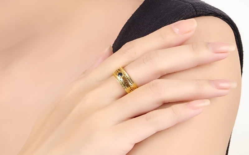 Một chiếc nhẫn đúng size sẽ ôm vừa khít ngón tay, không gây cộm cấn, khó chịu