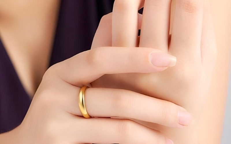 Những chiếc nhẫn trơn, ít họa tiết thường dễ sửa size hơn