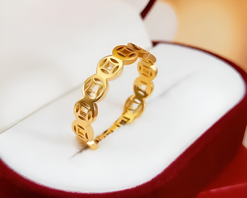 Giữ nhẫn kim tiền sáng bóng để tài lộc luôn hanh thông, rực rỡ.