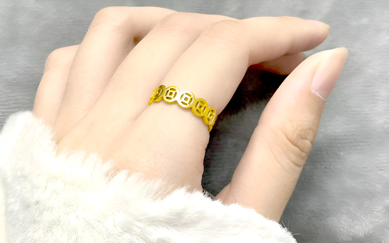 Vàng đủ tuổi không chỉ là chất liệu quý mà còn mang ý nghĩa phong thủy sâu sắc cho nhẫn kim tiền.