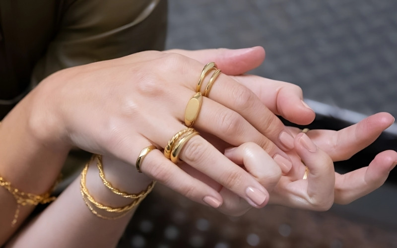 Đối với nhẫn thời trang, nhẫn thể hiện cá tính hay nhẫn phong thủy, bạn hoàn toàn có quyền tự do lựa chọn