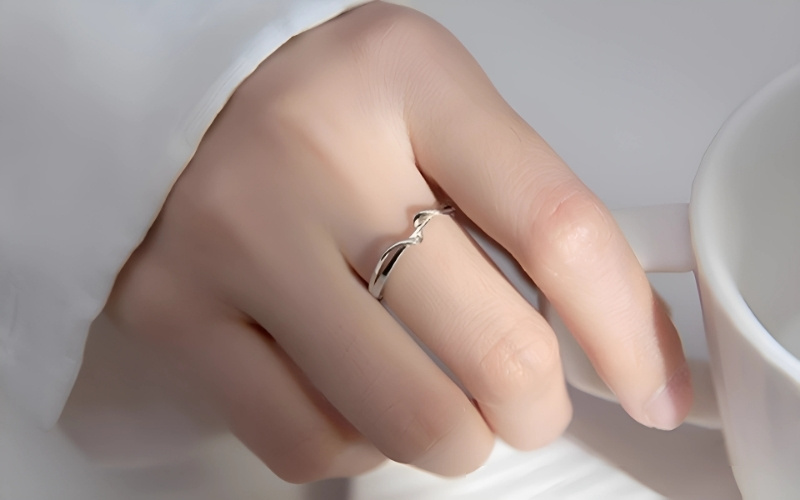 Tay phải thường được xem là đại diện cho phái nữ