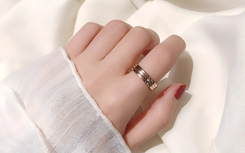 Đeo nhẫn ở ngón trỏ thường gắn liền với quyền lực, sự tham vọng và mong muốn khẳng định bản thân