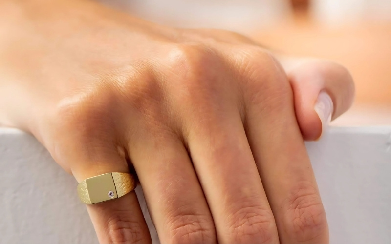 Ngón út thường gắn liền với sự tinh tế, khéo léo và khả năng giao tiếp tốt