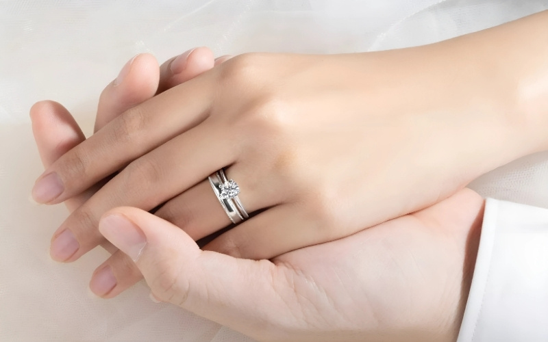 Vị trí đeo nhẫn đính hôn được công nhận rộng rãi nhất trên toàn thế giới chính là ngón áp út của bàn tay trái