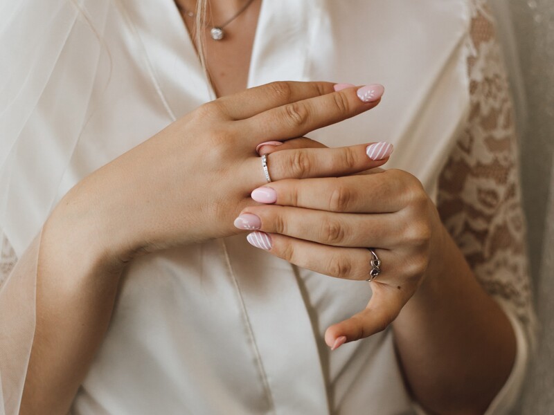 Ở một số quốc gia, đeo nhẫn ngón áp út tay phải là dấu hiệu của sự đính hôn