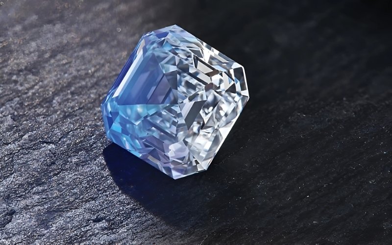 Ánh xanh lam nhẹ nhàng sẽ giúp trung hòa ánh vàng nhạt, tạo cảm giác viên đá trắng hơn