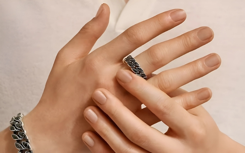 Ngón giữa: Biểu tượng của sự cân bằng và nội lực bên trong