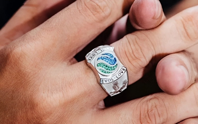 Ngón giữa tay phải: Biểu tượng của sự nghiệp vững vàng và quyết đoán