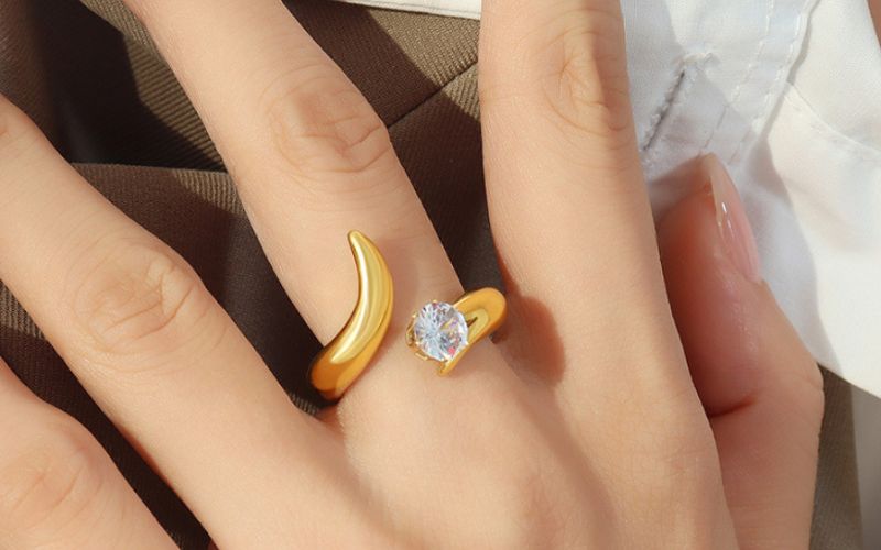 Nhẫn Bypass đính đá một đầu tạo điểm nhấn bất đối xứng