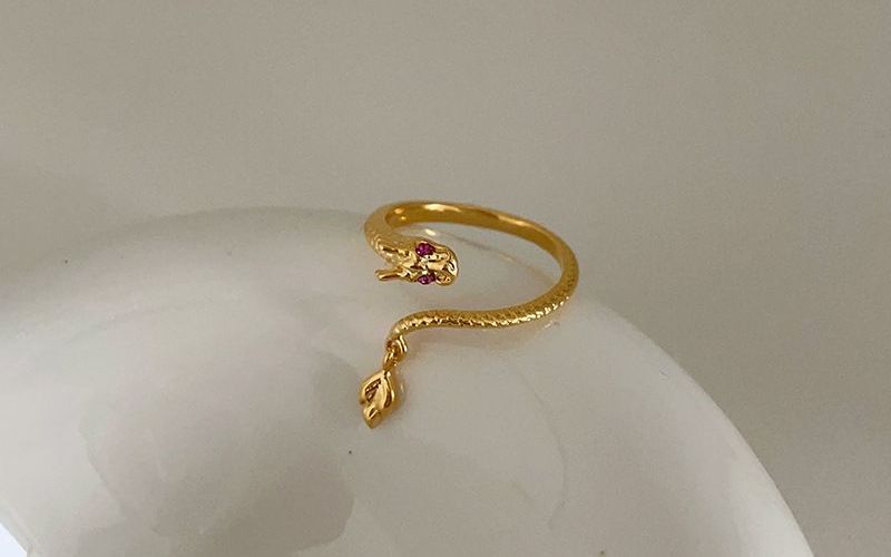 Vệ sinh nhẫn Bypass tại nhà bằng dung dịch và bàn chải mềm