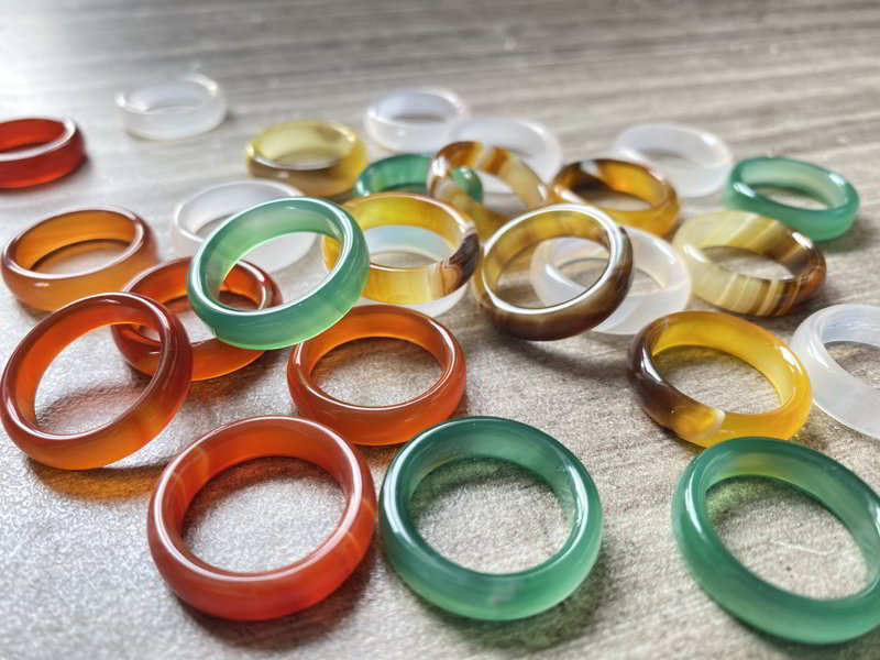 Nhẫn mã não chế tác từ đá mã não tự nhiên.