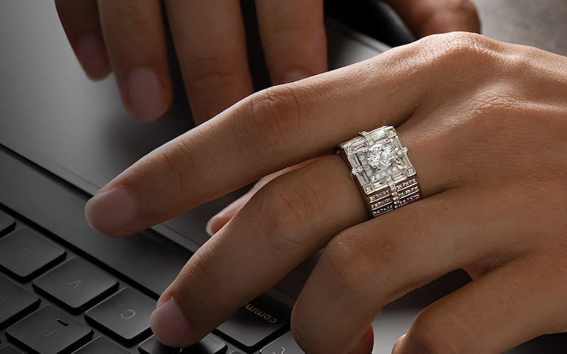 Thế giới kiểu dáng nhẫn nam vô cùng phong phú, đáp ứng mọi phong cách cá nhân, từ sự thanh lịch tối giản đến nét phá cách cá tính