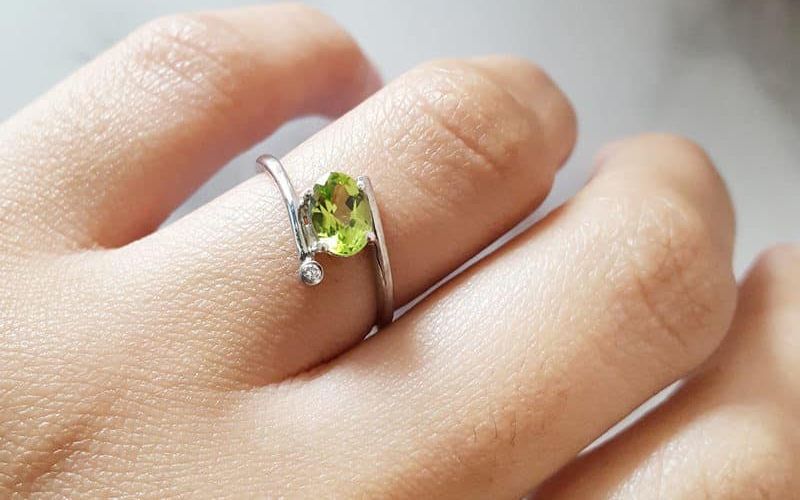 Bộ trang sức Peridot bao gồm nhẫn, bông tai và dây chuyền.