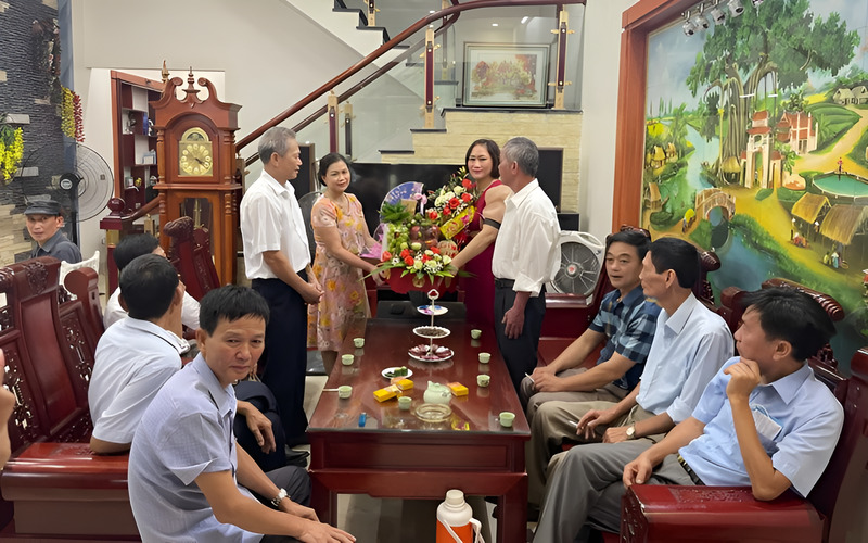 Sau các nghi thức chính, hai gia đình cùng trò chuyện thân mật