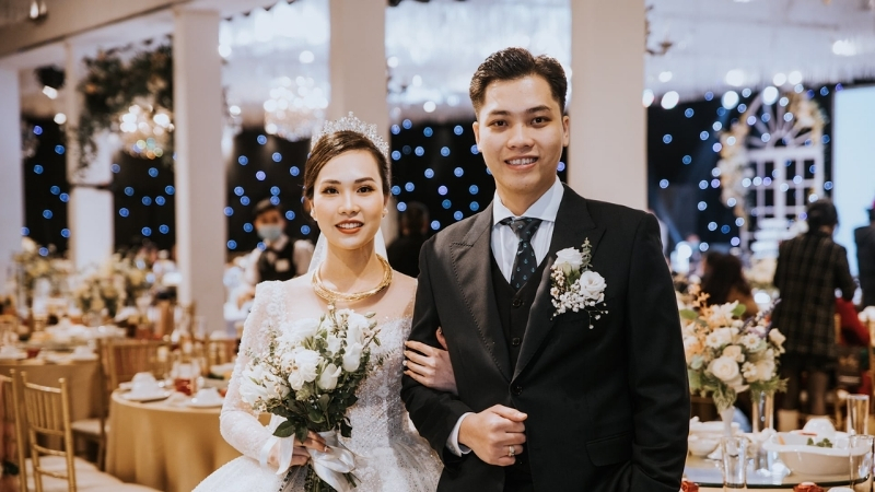 Cà vạt hoạ tiết chấm bi nhỏ sẽ giúp trang phục của chú rể nổi bật hơn