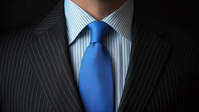 Độ rộng của cà vạt cần tương đồng với độ rộng của cổ áo vest