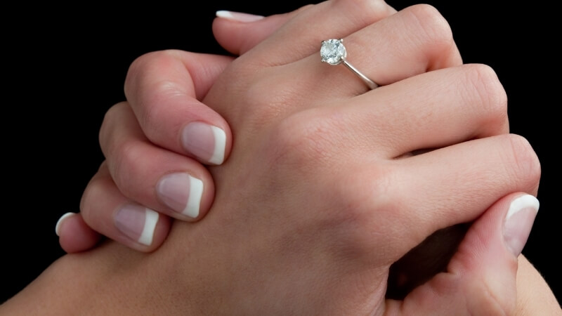 Việc trao và nhận nhẫn cầu hôn được xem như một nghi thức đặc biệt