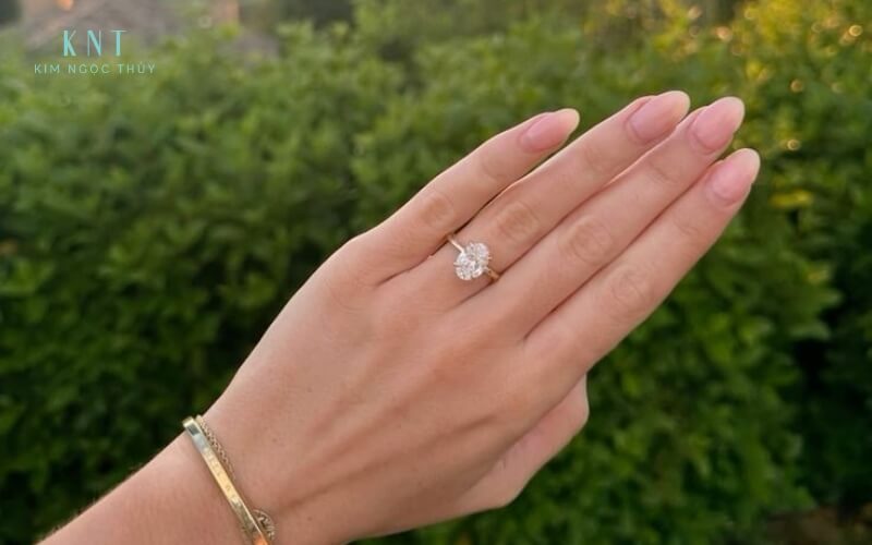 Nhẫn kim cương hình Oval làm ngón tay trông thon dài hơn