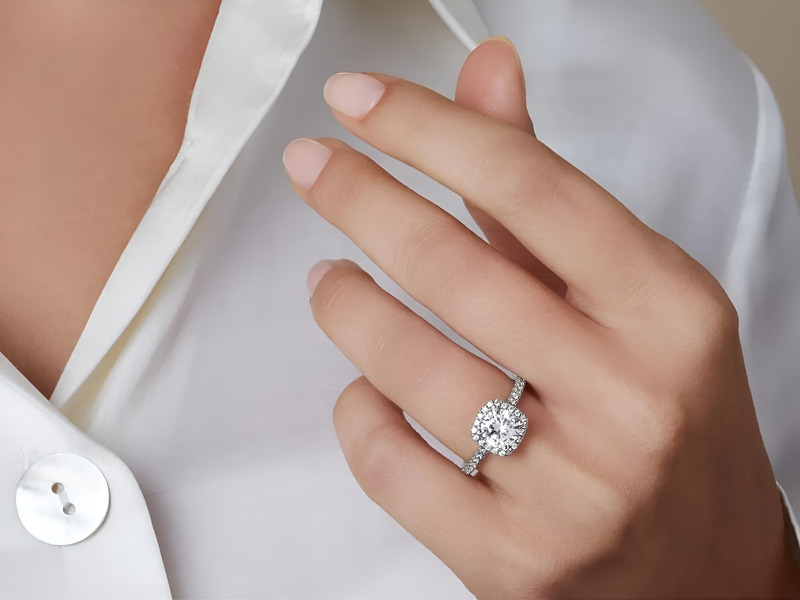 Nên ưu tiên kiểu dáng nhẫn cưới bạch kim theo dáng tay để làm nổi bật bàn tay của bạn nhé