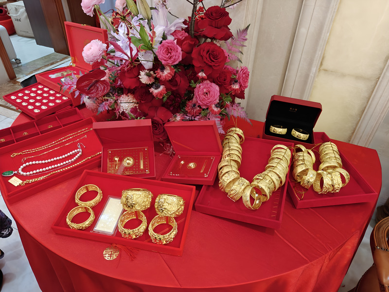 Của hồi môn bằng vàng 24K mang ý nghĩa chúc phúc và tích trữ.