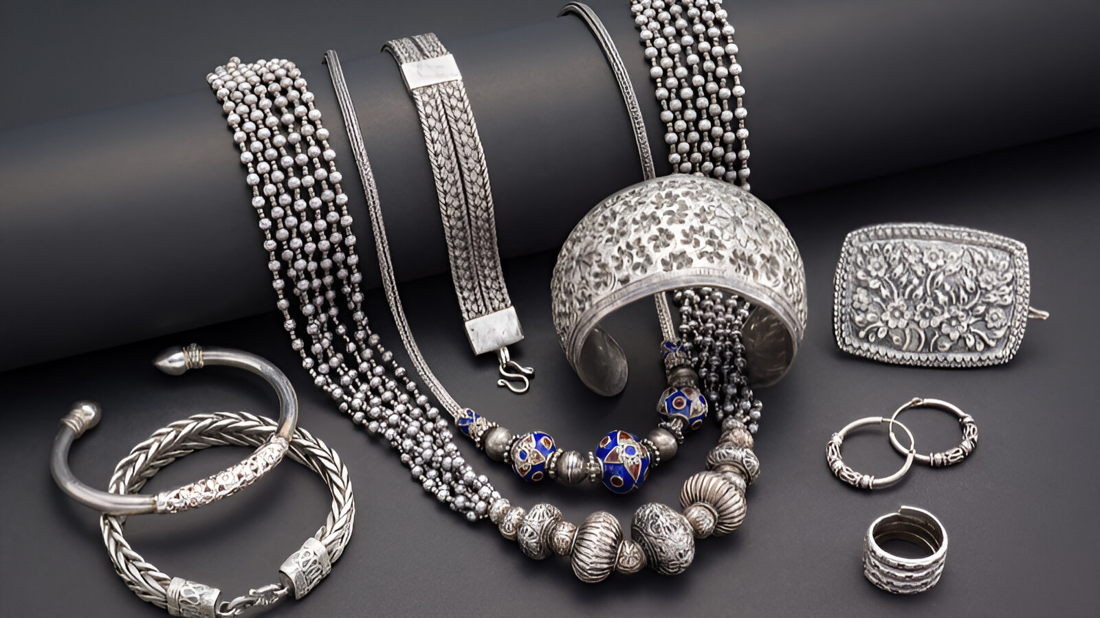 Vệ sinh định kỳ là bước không thể thiếu để giữ dây chuyền vàng luôn sáng đẹp.