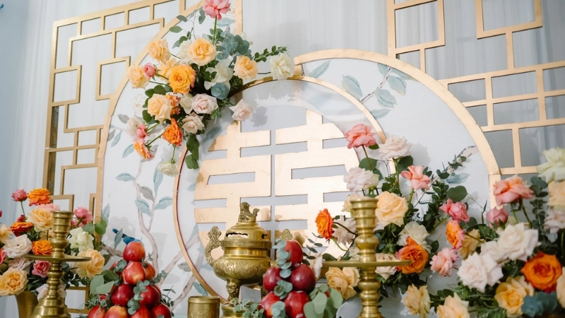 Việc cắm hoa trên bàn thờ gia tiên thể hiện lòng thành kính với cội nguồn