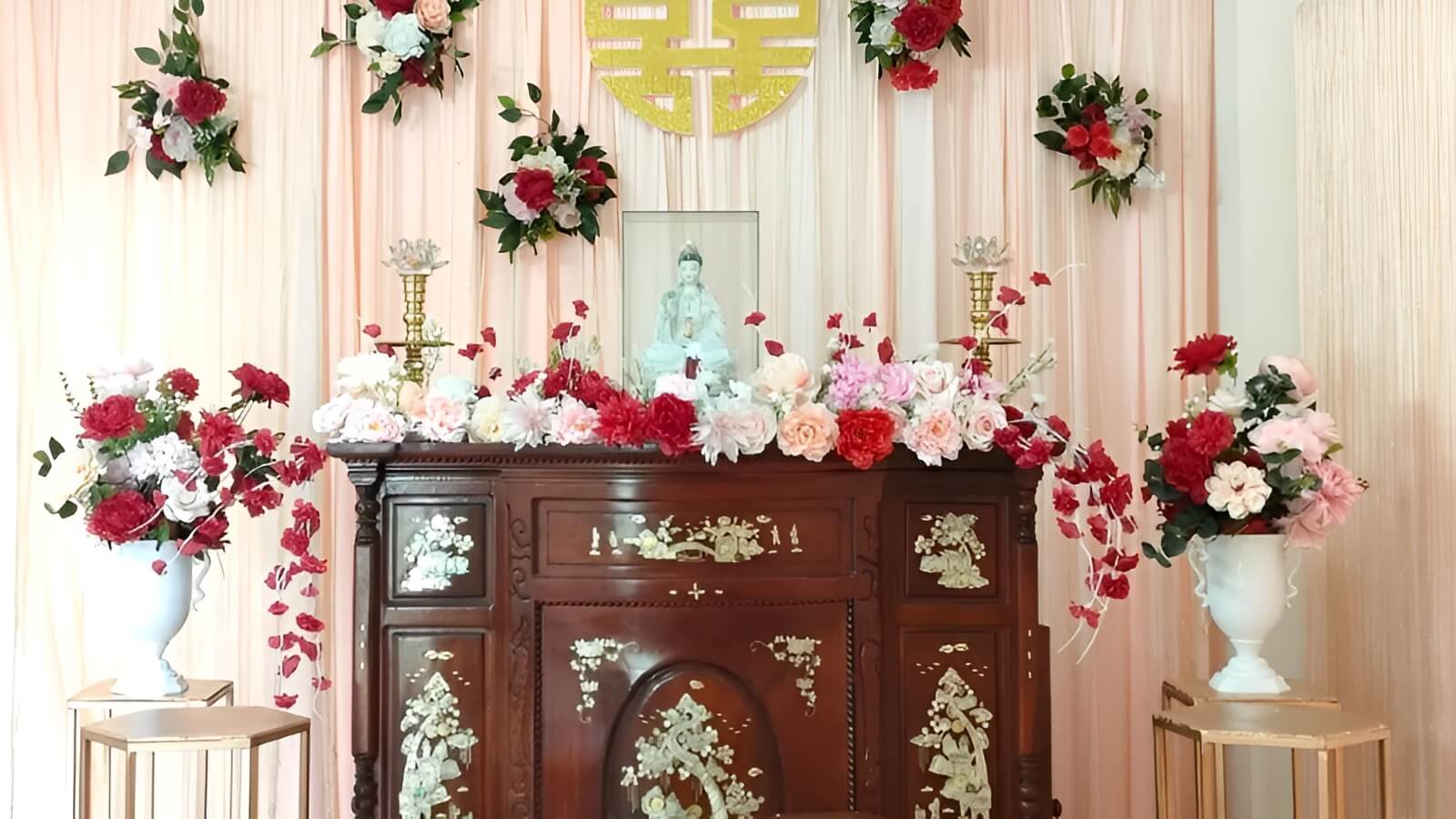 Màu sắc hoa phải hài hòa với không gian của bàn thờ