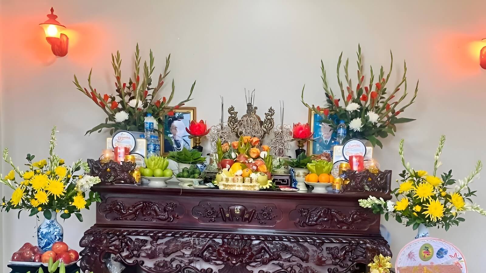 Phong cách cắm hoa Lay Ơn đỏ với Cúc vàng